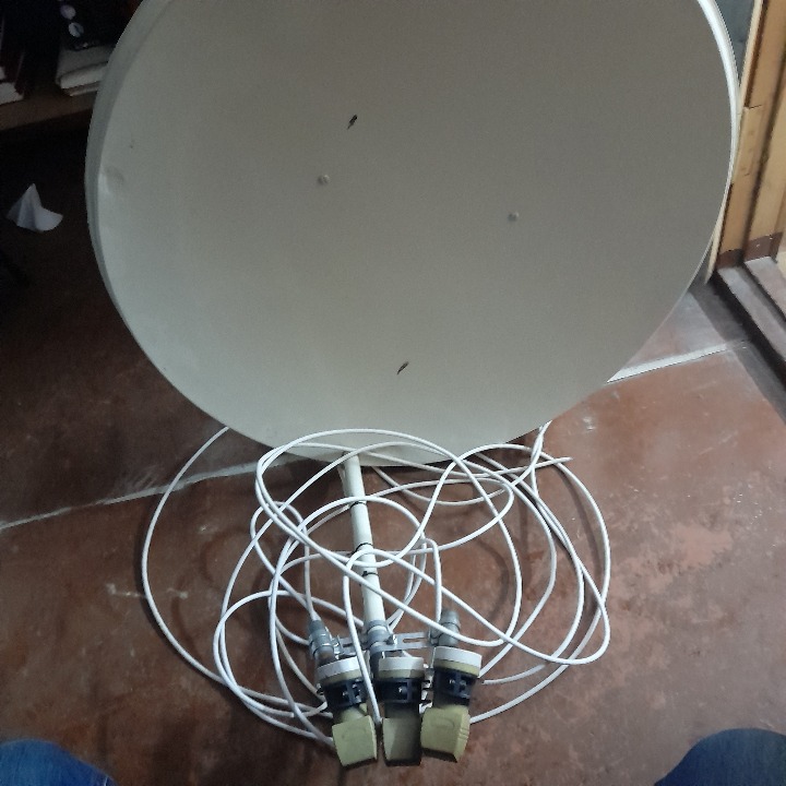 Супутникова тарілка з трьома головками, кабелем, та кріпленням,  б/в, одна штука