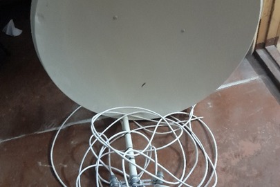 Супутникова тарілка з трьома головками, кабелем, та кріпленням,  б/в, одна штука