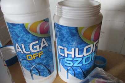 Набір засобів для очищення басейну, ємності з написом ALGA off та CHlor szok пусті, а pH minus та pH plus, заповнені частково 