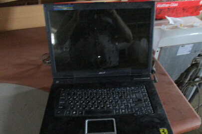 Ноутбук чорного кольору із червоною вставкою, марки ACER, с/н LXFR4051636460D60C2500, б/к робочий стан не перевірявся, з кабелем живлення 
