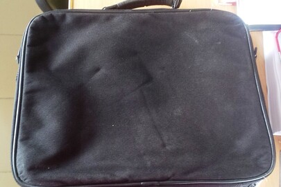 Сумка для ноутбука, чорного кольору, б/к, забруднена, розміром 30х39 см 