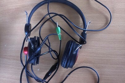 Наушники марки Sven з мікрофоном, б/к, робочий стан не перевірявся, кабель містить пошкодження 
