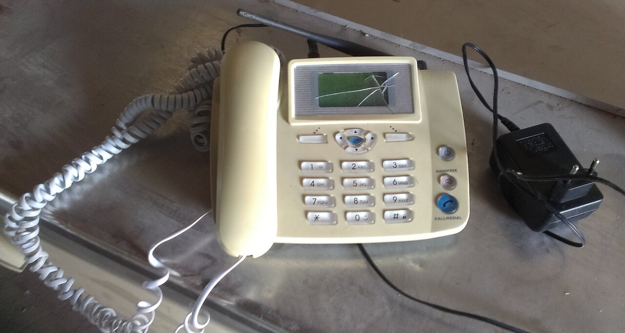 Телефон марки Huaway, с/н FM2AF1084700925, кремового кольору, б/к, робочий стан не перевірявся, з тріщиною на екрані 