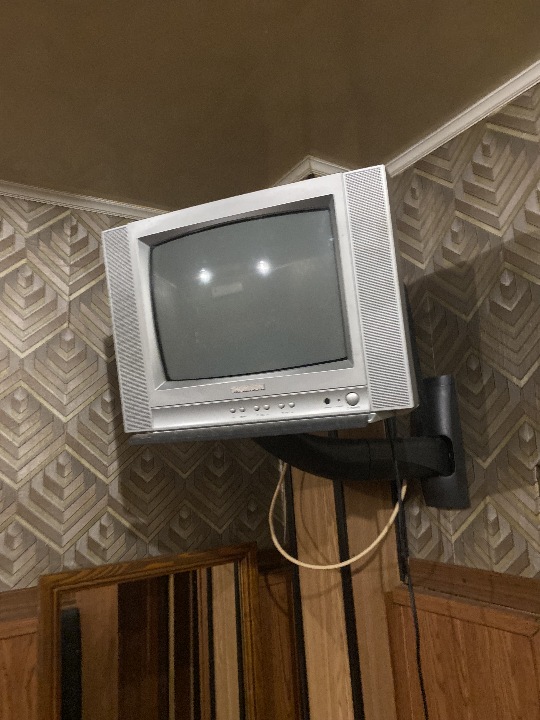 Телевізор сірого кольору марки «Thomson» б/к