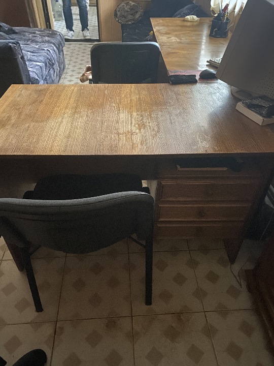 Робочий стіл (письмовий) коричневого кольору, з трьома шухлядами, б/к