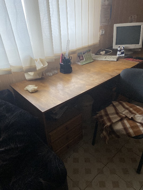 Робочий стіл (письмовий) коричневого кольору, з шістьма шухлядами, б/к