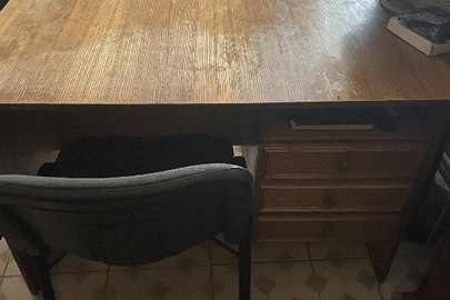 Робочий стіл (письмовий) коричневого кольору, з трьома шухлядами, б/к