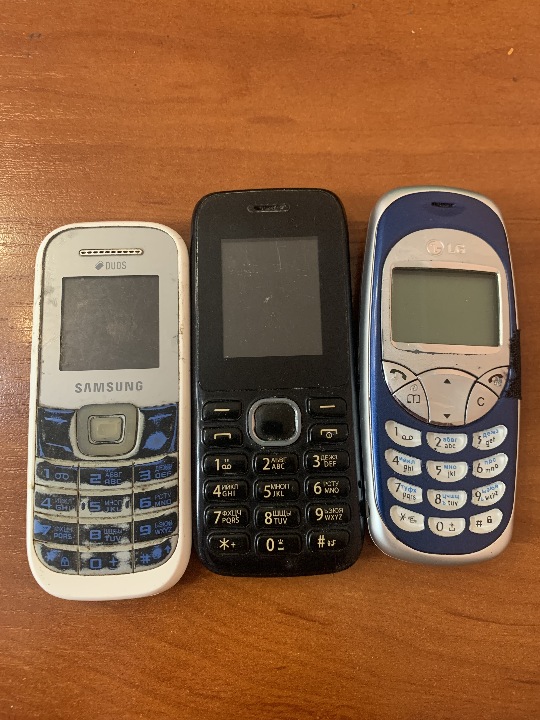 Мобільні телефони марки «NOKIA» чорного кольору, без батареї живлення та задньої кришки, імеі: 355522051565772, «SAMSUNG» чорно-білого кольору, без батареї живлення та задньої кришки, імеі: 3515449069324615, «LG» синьо-сірого кольору, імеі: 351710006945652