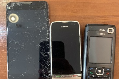 Мобільні телефони марок: "Nokia" без задньої кришки, "Nokia", "Meizu" без батареї живлення