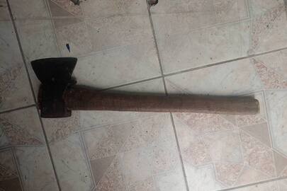 Конфісковане майно за рішенням суду:сокира з дерев'яною ручкою,б/в