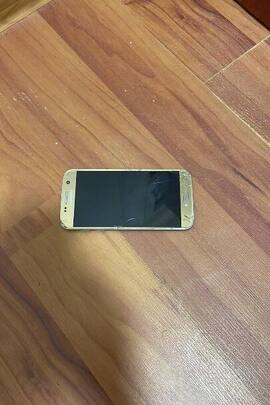 Конфісковане майно за рішенням суду:мобільного телефону марки «Samsung galaxy S 7 IMEI 358810070943238/01; p з сім картою мобільного оператора ПР АТ «ВФ Україна» зовні пошкодженого, тріщини на задній та передній панелі телефону, не робочий