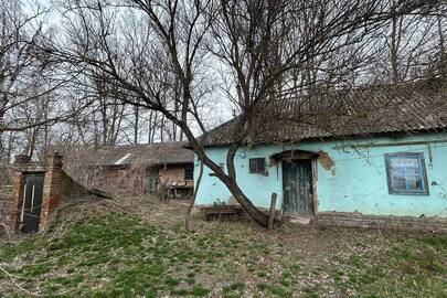 Житловий будинок з господарськими будівлями та спорудами, загальна площа: 45 кв,м., житлова площа: 21,5 кв.м. та земельна ділянка, площа 0.1214 га, кадастровий №5323883202:02:002:0055, адреса: Полтавська обл., Пирятинський р., с. Усівка, вул. Радянська, 42