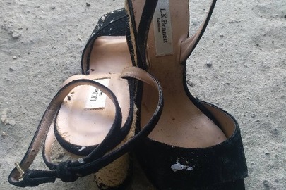 Босоніжки та туфлі жіночі з маркуванням т.м. "L.K. Bennet" різних розмірів та кольорів без ознак використання кількістю 14 пар