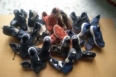 Взуття спортивне (кросівки) торгівельної марки "NIKE" різних кольорів без ознак використання в кількості 17 пар