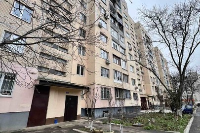 1/2 частини двокімнатної квартири, загальною площею 49.8 кв.м., за адресою: м. Одеса, вул. Блажка Віталія (Махачкалинська), буд. 9, кв. 13