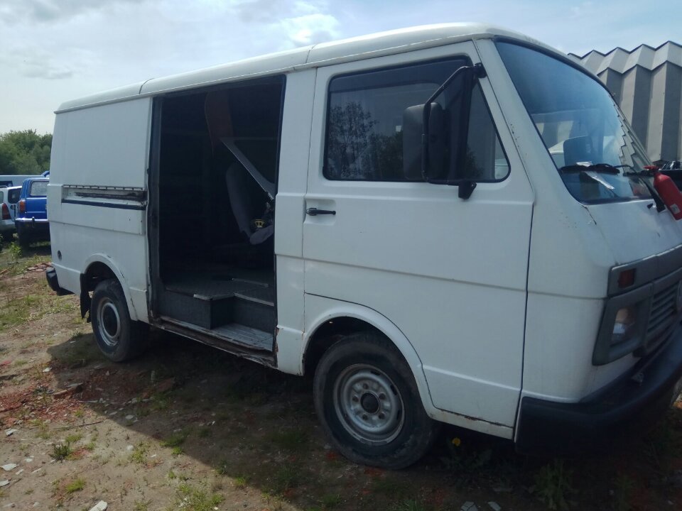 Транспортний засіб марки «VOLKSWAGEN LT31», 1995 року випуску, тип палива дизель, реєстраційний номер АС2378ВХ, білого кольору, об'ємом двигуна 2384 см3, коробка передач - механічна, № кузова WV2ZZZ21ZSH005861