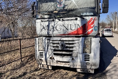 Транспортний засіб марки RENAULT модель MAGNUM 480, 2005 р.в., ідентифікаційний номер: VF617GSA000001825, білого кольору, державний номер CA8987IX