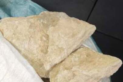 Один зразок каменю гірської породи вапняк та десять частин білого каменю загальною вагою 31 кг