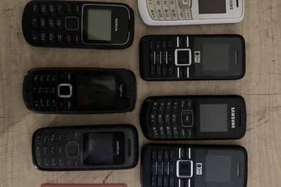 Мобільні телефони у кількості 10 штук, та сім карти бувші у використанні