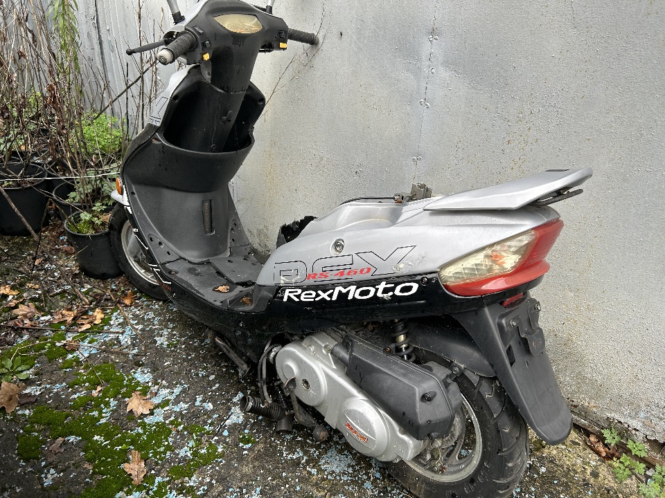 Скутер марки «Rex», моделі RS460, ДНЗ - не встановлений, рік випуску - не встановлений, чорно-сірого кольору, номер рами: L8YGY05F09Y172131