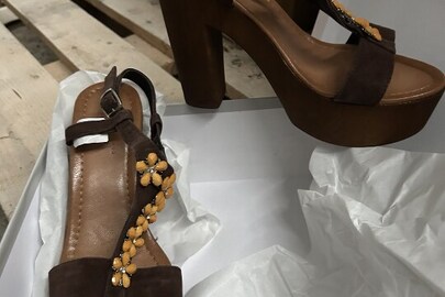 Взуття жіноче, різних розмірів, іноземного виробництва, 42 пари, стан - нове