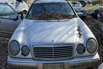 Легковий автомобіль марки «MERCEDES-BENZ», моделі «E230», VIN-код WDB2102101A440569, реєстраційний номерний знак Італії AT162JN, 1997 року виготовлення, колір сірий