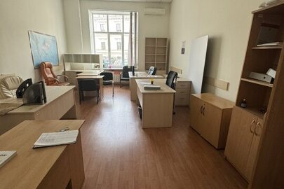 Рухоме майно в кількості 102 найменувань, стан: вживане та нове (меблі, техніка, книги та інше)