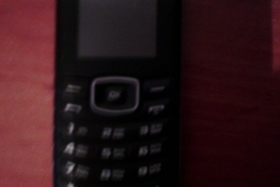 Мобільний телефон Samsung чорного кольору, в неробочому стані