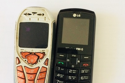 Мобільний телефон  LG -1 шт, мобільний телефон марка не встановлена - 1шт.