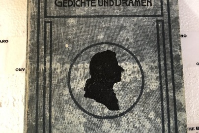 Книга іноземного виробництва під назвою "SCHILLER Gedichte und Dramen", видавництва «Stuttgагt und Mагbach Verlag des Schwabischen Schillervereins», 1909 року видання