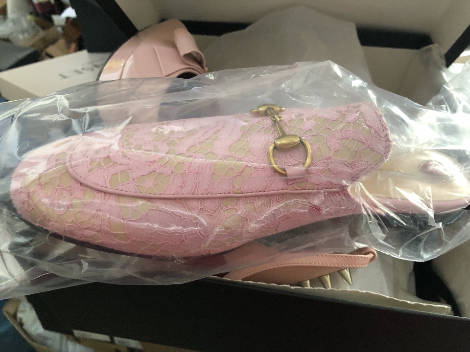 Взуття жіноче (типу шльопки) рожевого кольору, на підошві з натуральної шкіри та верхом з текстильних матеріалів, арт. 475094,торговельної марки «GUCCI», країна виробництва - Італія, 1 пара.