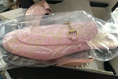 Взуття жіноче (типу шльопки) рожевого кольору, на підошві з натуральної шкіри та верхом з текстильних матеріалів, арт. 475094,торговельної марки «GUCCI», країна виробництва - Італія, 1 пара.