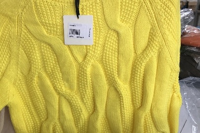 Жіночі светри та гольфи, різних видів, розмірів та торгівельних марок, нові, загальна кількість 27 штук 