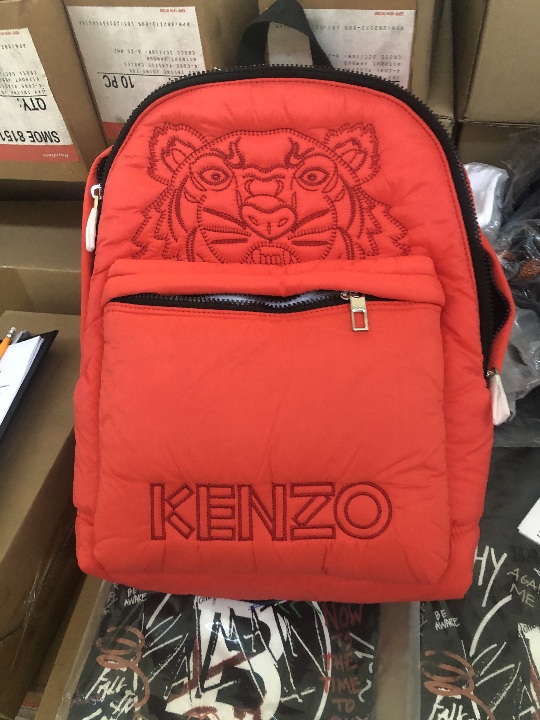 Рюкзак, червоного кольору, торгівельної марки «Kenzo», арт. F965SF300F30, новий, країна виробництва Франція, 1 шт.