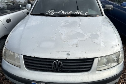 Легковий автомобіль марки "Volkswagen", модель "Passat", кузов № WVWZZZ3BZWP369646, реєстраційний номерний знак Польщі KLIP353, 1998 року виготовлення, колір – сірий