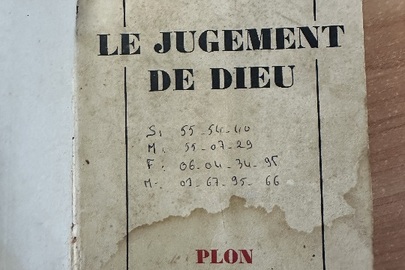 Книга коричневого кольору "LE JUGEMENT DE DIEU", 1941 року видавництва, б/в