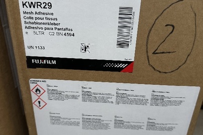 Основа двокомпонентного клею для рам марки «SERICOL», 4 каністри по 5 л. кожна, нова та пігмент для текстильного друку марки «CHT», різних кольорів, загальною кількістю 12 каністр по 5 кг. кожна, новий