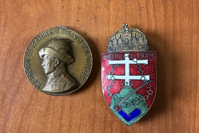 Банкнота номіналом 20 крон, датована 1907 роком, б/в, 1 шт., медаль з металу жовтого кольору, датована 1921 роком, б/в, 1 шт. та нагрудний знак з металу коричневого та жовтого кольору, з датами 1918-1939 років, б/в, 1 шт.