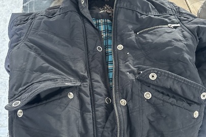 Спортивна куртка чорного кольору з матерчатого матеріалу, б/в, 1 шт.