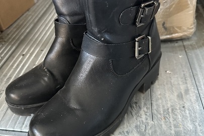 Взуття жіноче, бувше у використанні, торгівельна марка не визначена, 1 пара