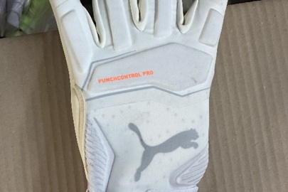 Спортивні рукавиці для футбольних воротарів марки «Puma», нові, 46 пар та спортивні рукавиці для футбольних воротарів марки «Adidas», нові, 5 пар.  