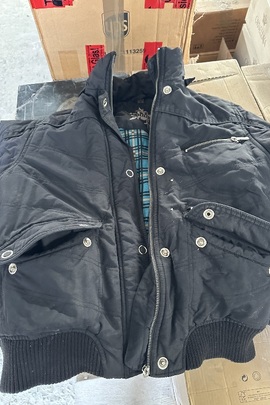 Спортивна куртка чорного кольору з матерчатого матеріалу, б/в, 1 шт.