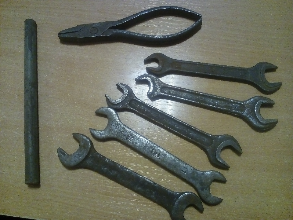 Плоскогубці, гайкові ключі в кількості 5 шт., металевий дріт
