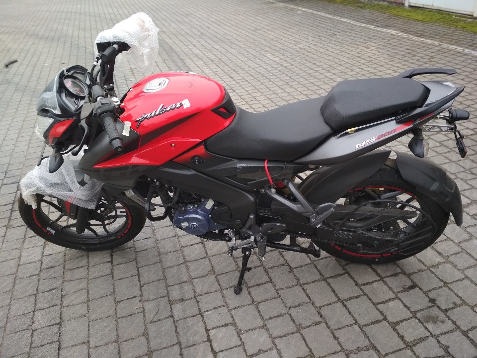 Мотоцикл Bajaj Pulsar 200 NS, без д.н., 2017 року випуску, червоного кольору, VIN №MD2A36FY0HCM23208