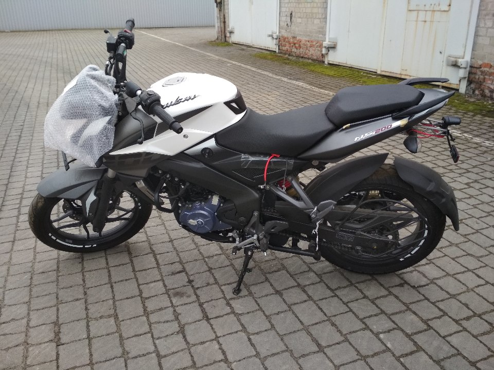 Мотоцикл Bajaj Pulsar 200 NS, без д.н., 2017 року випуску, білого кольору, VIN №MD2A36FY7HCM23027