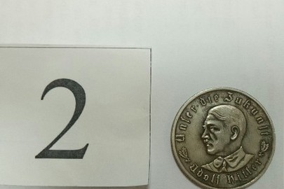 Монета з металу сріблясто-білого кольору, аверс-малюнок з портретом А.Гитлера, реверс малюнок орла та рік 1933, гурт-рифлений