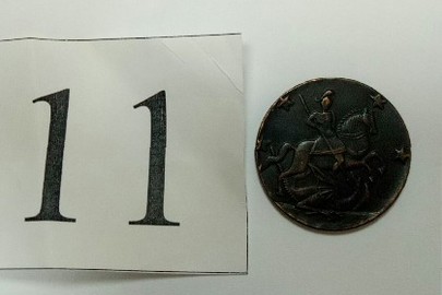 Монета з металу мідного кольору, аверс-напис "4 копейки 1762", реверс малюнок чоловіка  на коні (Георгій Побідоносець), гурт рифлений затертий