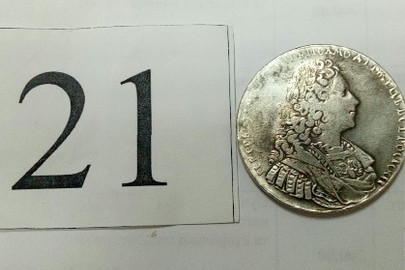 Монета з металу сріблясто-білого кольору, аверс-портрет чоловіка з нечітким написом навколо, реверс малюнок хреста з римською цифрою ІІ та написом 1729, гурт гладкий