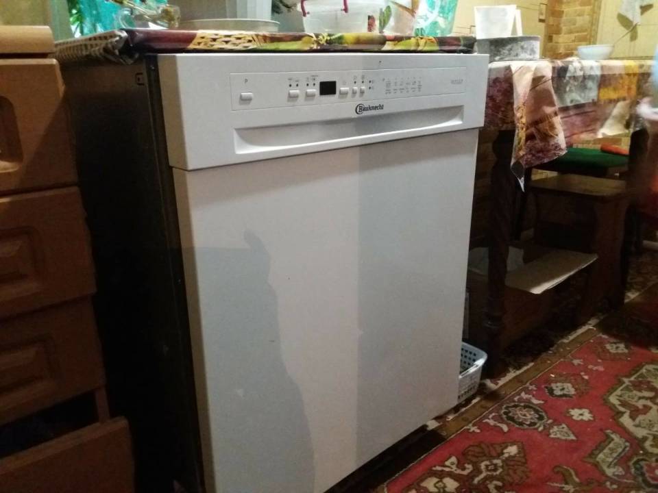 Посудомийна машина, білого кольору, 2018 року випуску
