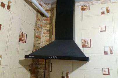Кухонна витяжка, чорного кольору, 2015 року випуску